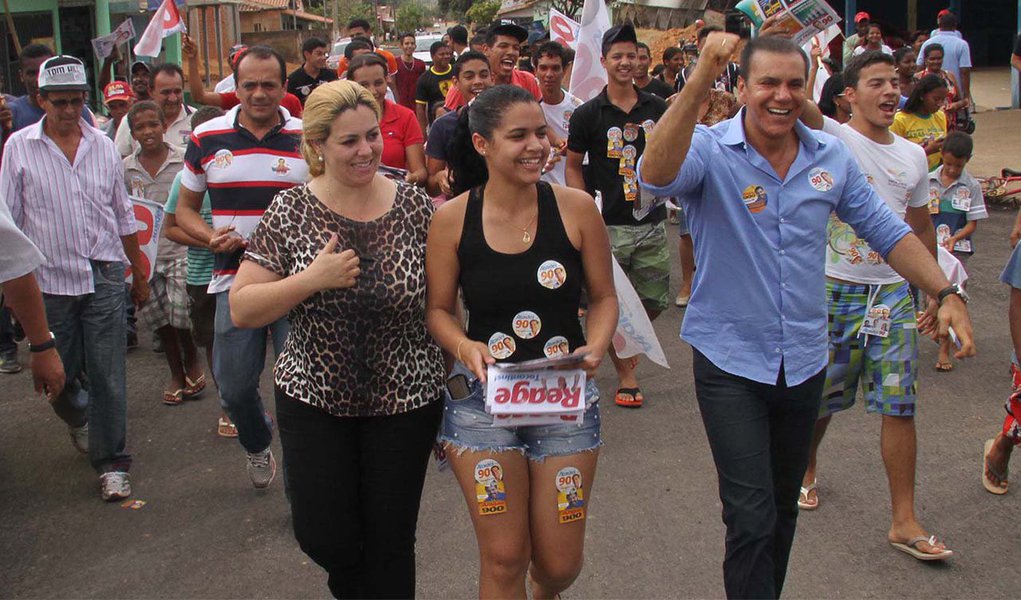 O candidato a governador da coligação "Reage Tocantins", Ataídes Oliveira, cumpriu agenda nessa sexta-feira em Taguatinga, na região Sudeste do estado; para Ataídes, a pavimentação de vias urbanas é uma necessidade básica da população e prometeu investimentos para a manutenção das estradas; "O asfalto não pode ser visto como um privilégio de alguns moradores, mas como um direito da população. Investir em asfalto é investir em saúde preventiva, porque esse pó inalado por essas pessoas causam doenças", afirmou; Neste sábado, 6, Ataídes faz campanha em Arraias e Almas
(Foto: Aquiles Lins) O candidato a governador da coligação "Reage Tocantins", Ataídes Oliveira, cumpriu agenda nessa sexta-feira em Taguatinga, na região Sudeste do estado; para Ataídes, a pavimentação de vias urbanas é uma necessidade básica da população e prometeu investimentos para a manutenção das estradas; "O asfalto não pode ser visto como um privilégio de alguns moradores, mas como um direito da população. Investir em asfalto é investir em saúde preventiva, porque esse pó inalado por essas pessoas causam doenças", afirmou; Neste sábado, 6, Ataídes faz campanha em Arraias e Almas