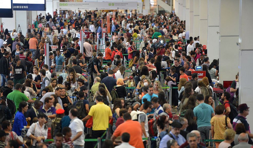 O Aeroporto de Brasília registrou um crescimento de 8,1% com a movimentação de 4,7 milhões de passageiros nos três primeiros meses deste ano; os dados são da Inframerica, consórcio que administra o terminal; o aeroporto bateu seu próprio recorde de movimentação de usuários em janeiro de 2015, com aproximadamente 1,8 milhão de passageiros entre embarques, desembarques e conexões (Foto: Leonardo Lucena) O Aeroporto de Brasília registrou um crescimento de 8,1% com a movimentação de 4,7 milhões de passageiros nos três primeiros meses deste ano; os dados são da Inframerica, consórcio que administra o terminal; o aeroporto bateu seu próprio recorde de movimentação de usuários em janeiro de 2015, com aproximadamente 1,8 milhão de passageiros entre embarques, desembarques e conexões