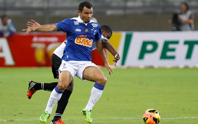 "Essa vitória vai contar muito na sequência. São 70 pontos faltando quatro jogos, obviamente que foi um passo largo para a conquista, mas ainda faltam alguns pontos a serem conquistados. Agora é descansar porque temos um jogo difícil", completou o lateral (Foto: Luis Mauro Queiroz) "Essa vitória vai contar muito na sequência. São 70 pontos faltando quatro jogos, obviamente que foi um passo largo para a conquista, mas ainda faltam alguns pontos a serem conquistados. Agora é descansar porque temos um jogo difícil", completou o lateral