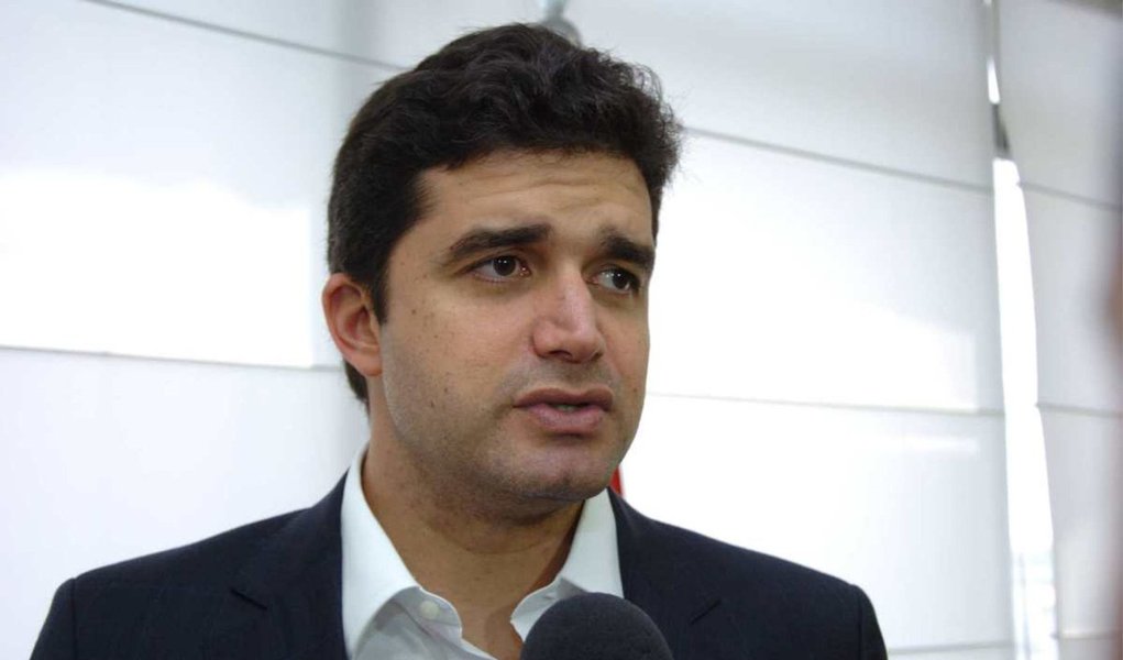 Reclamando de sufoco financeiro, a Prefeitura de Maceió promete adotar medidas para arrecadar recursos; alvos da vez são os devedores; de acordo com o prefeito de Maceió, Rui Palmeira (PSDB), a dívida ativa é de R$ 500 milhões; opção é oferecer parcelamento e arrecadar em torno de R$ 90 milhões (Foto: Voney Malta) Reclamando de sufoco financeiro, a Prefeitura de Maceió promete adotar medidas para arrecadar recursos; alvos da vez são os devedores; de acordo com o prefeito de Maceió, Rui Palmeira (PSDB), a dívida ativa é de R$ 500 milhões; opção é oferecer parcelamento e arrecadar em torno de R$ 90 milhões