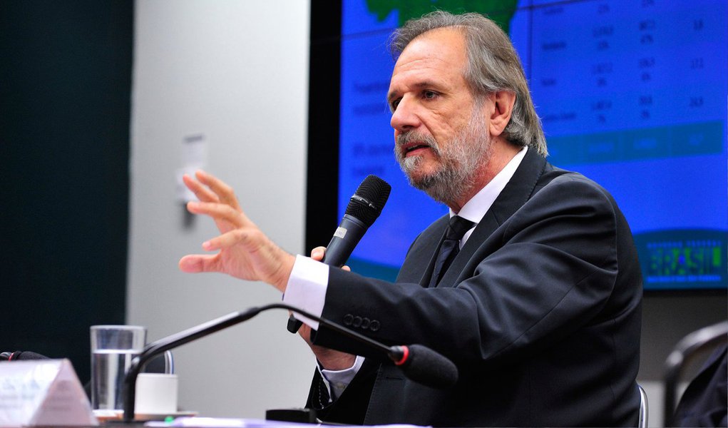 Em entrevista exclusiva à revista 247, o ministro Miguel Rossetto, da Secretaria-Geral da presidência da República, afirma que o fim do financiamento empresarial de campanha deve ser a peça central de uma reforma política; "Hoje, é muito comum encontrar um bom político que se diz achacado por um mau empresário. E vice-versa: um bom empresário que se diz achacado por um mau político", diz ele; segundo Rossetto, a Operação Lava Jato e o escândalo do metrô de São Paulo criam a oportunidade política para essa transformação; "as nações aprendem a partir das suas experiências mais dramáticas", afirma; "há uma crescente conscientização da população, que começa a entender que a corrupção nasce dessa relação espúria entre a política e o interesse empresarial" (Foto: Aline Lima) Em entrevista exclusiva à revista 247, o ministro Miguel Rossetto, da Secretaria-Geral da presidência da República, afirma que o fim do financiamento empresarial de campanha deve ser a peça central de uma reforma política; "Hoje, é muito comum encontrar um bom político que se diz achacado por um mau empresário. E vice-versa: um bom empresário que se diz achacado por um mau político", diz ele; segundo Rossetto, a Operação Lava Jato e o escândalo do metrô de São Paulo criam a oportunidade política para essa transformação; "as nações aprendem a partir das suas experiências mais dramáticas", afirma; "há uma crescente conscientização da população, que começa a entender que a corrupção nasce dessa relação espúria entre a política e o interesse empresarial"