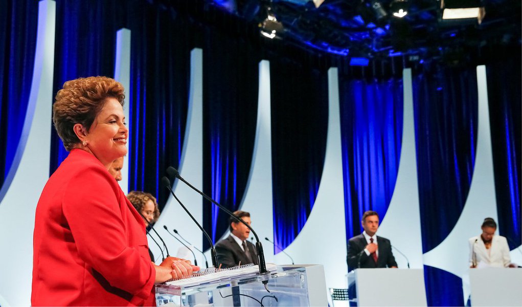 Após participar do debate no SBT, a presidente Dilma Rousseff (PT) se reunirá na noite desta segunda (1º) com o ex-presidente Lula e o comando da campanha para avaliar seu desempenho; participarão da reunião o ex-ministro Franklin Martins, o marqueteiro João Santana, o ministro Aloizio Mercadante (Casa Civil) e o presidente do PT, Rui Falcão (Foto: Valter Lima) Após participar do debate no SBT, a presidente Dilma Rousseff (PT) se reunirá na noite desta segunda (1º) com o ex-presidente Lula e o comando da campanha para avaliar seu desempenho; participarão da reunião o ex-ministro Franklin Martins, o marqueteiro João Santana, o ministro Aloizio Mercadante (Casa Civil) e o presidente do PT, Rui Falcão