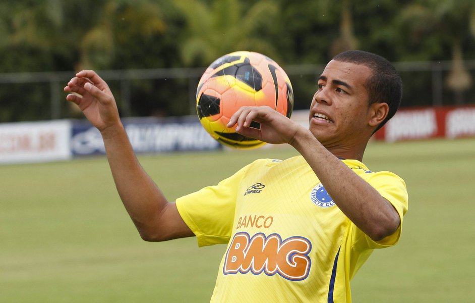 Para a posição, o técnico Marcelo Oliveira também não poderá contar com Ceará, entregue ao departamento médico. Com isso, é provável que o treinador improvise o volante Henrique, que já atuou como lateral em outros clubes e até no próprio Cruzeiro (Foto: Luis Mauro Queiroz) Para a posição, o técnico Marcelo Oliveira também não poderá contar com Ceará, entregue ao departamento médico. Com isso, é provável que o treinador improvise o volante Henrique, que já atuou como lateral em outros clubes e até no próprio Cruzeiro
