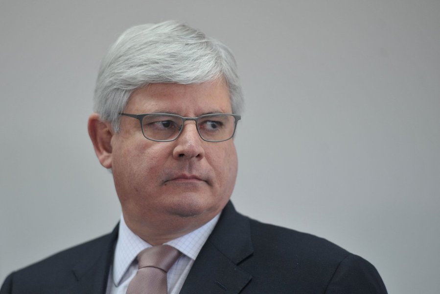 Procurador-geral da República, Rodrigo Janot, entrou nesta sexta-feira 5 com um mandado de segurança no STF para obrigar o Poder Executivo a incluir na proposta do Orçamento Geral da União de 2015 o aumento de salário aprovado pelos ministros da Corte. O reajuste foi cortado da proposta original, enviada ao Congresso na semana passada (Foto: Gisele Federicce) Procurador-geral da República, Rodrigo Janot, entrou nesta sexta-feira 5 com um mandado de segurança no STF para obrigar o Poder Executivo a incluir na proposta do Orçamento Geral da União de 2015 o aumento de salário aprovado pelos ministros da Corte. O reajuste foi cortado da proposta original, enviada ao Congresso na semana passada