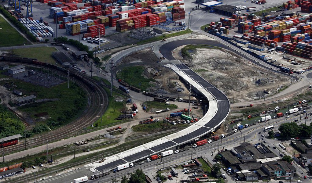 O trânsito de veículos de carga e de passeio era normal na manhã desta segunda-feira nas rodovias de acesso a Santos, maior porto da América Latina, após o fim de uma longa restrição ao fluxo de caminhões em função de um incêndio na entrada da cidade (Foto: Gisele Federicce) O trânsito de veículos de carga e de passeio era normal na manhã desta segunda-feira nas rodovias de acesso a Santos, maior porto da América Latina, após o fim de uma longa restrição ao fluxo de caminhões em função de um incêndio na entrada da cidade
