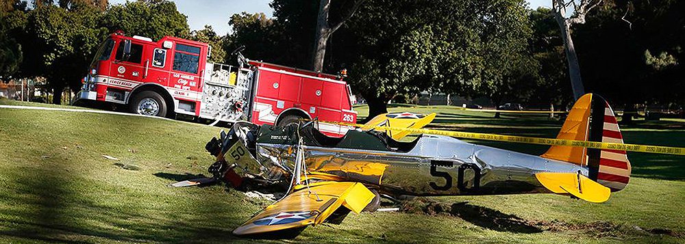 Aos 72 anos, ator sofreu vários ferimentos na cabeça na queda ocorrida a 1,6 quilômetro do Aeroporto de Santa Monica e foi levado a um hospital próximo; avião vintage caiu num campo de golfe em Los Angeles logo depois da decolagem (Foto: Roberta Namour) Aos 72 anos, ator sofreu vários ferimentos na cabeça na queda ocorrida a 1,6 quilômetro do Aeroporto de Santa Monica e foi levado a um hospital próximo; avião vintage caiu num campo de golfe em Los Angeles logo depois da decolagem