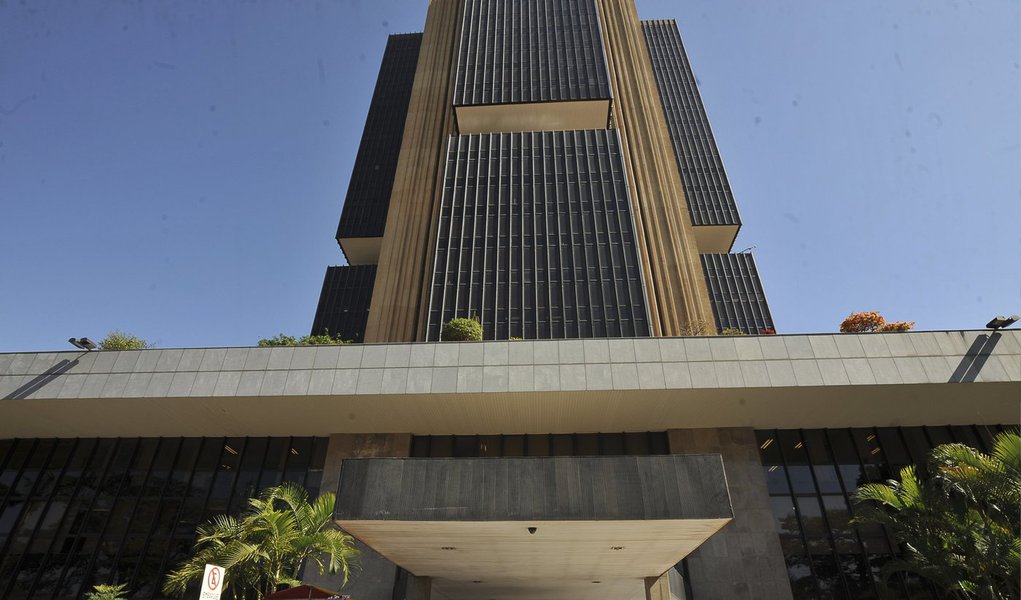 Em outubro, o spread bancário --diferença entre o custo de captação dos bancos e a taxa efetivamente cobrada ao tomador final-- foi a 21,3 pontos percentuais no segmento de recursos livres, acima dos 20,8 pontos percentuais vistos em setembro e interrompendo dois meses seguidos de queda, informou o BC nesta quarta-feira (Foto: Gisele Federicce) Em outubro, o spread bancário --diferença entre o custo de captação dos bancos e a taxa efetivamente cobrada ao tomador final-- foi a 21,3 pontos percentuais no segmento de recursos livres, acima dos 20,8 pontos percentuais vistos em setembro e interrompendo dois meses seguidos de queda, informou o BC nesta quarta-feira