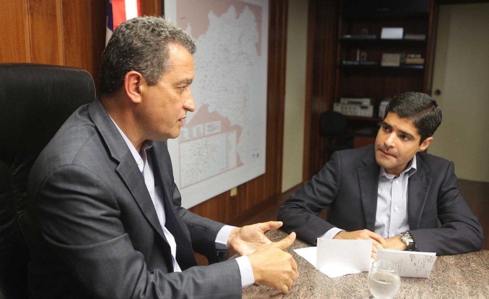 A tensão entre o prefeito ACM Neto e o governador Rui Costa provocada pela falta de água em Salvador após falha nas obras do metrô parece não ter sido suficiente para abalar a nova fase paz e amor entre os dois; o democrata desistiu do processo criminal que movia contra Rui por injúria, calúnia e difamação, em decorrência da campanha de 2014; "Os nossos advogados estão conversando para avaliar a possibilidade de colocar um fim às demandas que foram apresentadas de lado a lado", disse ACM; para Rui, "os xiitas e provocadores perderão a função neste novo contexto em que Rui e Neto passam a se entender. É melhor que comecem a trabalhar pelo bem" (Foto: Romulo Faro) A tensão entre o prefeito ACM Neto e o governador Rui Costa provocada pela falta de água em Salvador após falha nas obras do metrô parece não ter sido suficiente para abalar a nova fase paz e amor entre os dois; o democrata desistiu do processo criminal que movia contra Rui por injúria, calúnia e difamação, em decorrência da campanha de 2014; "Os nossos advogados estão conversando para avaliar a possibilidade de colocar um fim às demandas que foram apresentadas de lado a lado", disse ACM; para Rui, "os xiitas e provocadores perderão a função neste novo contexto em que Rui e Neto passam a se entender. É melhor que comecem a trabalhar pelo bem"