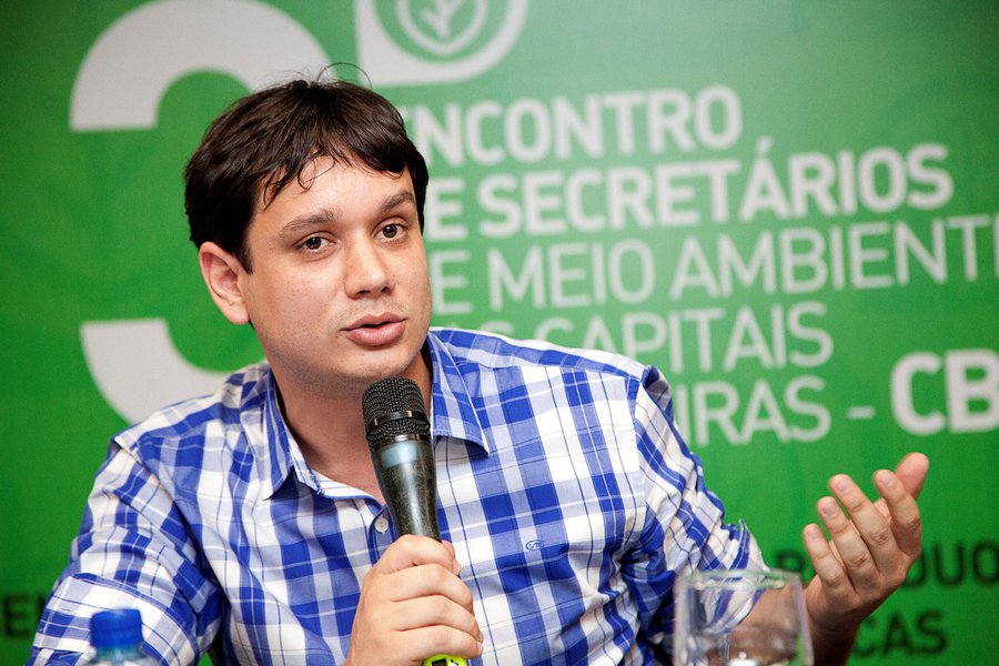 A Prefeitura do Salvador está em fase final de revisão do IPTU Verde, projeto que visa oferecer descontos para proprietários de imóveis que promovam construções seguindo normas de sustentabilidade; segundo o secretário de Cidade Sustentável, André Fraga, já foram realizadas reuniões para análise das contribuições dadas pelos cidadãos e a intenção é de que os trabalhos sejam finalizados no início de janeiro, mês previsto para assinatura do decreto que institui o benefício a ser aplicado no IPTU de 2015 (Foto: Romulo Faro) A Prefeitura do Salvador está em fase final de revisão do IPTU Verde, projeto que visa oferecer descontos para proprietários de imóveis que promovam construções seguindo normas de sustentabilidade; segundo o secretário de Cidade Sustentável, André Fraga, já foram realizadas reuniões para análise das contribuições dadas pelos cidadãos e a intenção é de que os trabalhos sejam finalizados no início de janeiro, mês previsto para assinatura do decreto que institui o benefício a ser aplicado no IPTU de 2015