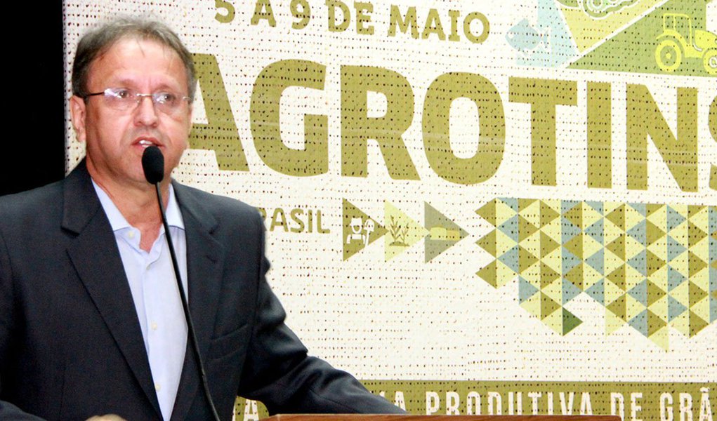 Governador Marcelo Miranda (PMDB) lembrou nesta terça-feira, 31, durante o lançamento da 15ª edição da Agrotins, que nunca faltou com os servidores públicos, que classificou como "essenciais"; Marcelo frisou, entretanto, que as progressões, promoções e benefícios, reivindicados pelos servidores, precisam atender a capacidade financeira do estado; "O diálogo sempre esteve aberto. Estamos fazendo tudo como manda a lei e observando a capacidade orçamentária do Estado. Estamos formando um novo Tocantins, e eu tenho certeza que tudo será resolvido dentro do respeito e da civilidade", afirmou; governo enfrenta greves na Polícia Civil e na Saúde e ameaças do Quadro Geral e da Educação (Foto: Aquiles Lins) Governador Marcelo Miranda (PMDB) lembrou nesta terça-feira, 31, durante o lançamento da 15ª edição da Agrotins, que nunca faltou com os servidores públicos, que classificou como "essenciais"; Marcelo frisou, entretanto, que as progressões, promoções e benefícios, reivindicados pelos servidores, precisam atender a capacidade financeira do estado; "O diálogo sempre esteve aberto. Estamos fazendo tudo como manda a lei e observando a capacidade orçamentária do Estado. Estamos formando um novo Tocantins, e eu tenho certeza que tudo será resolvido dentro do respeito e da civilidade", afirmou; governo enfrenta greves na Polícia Civil e na Saúde e ameaças do Quadro Geral e da Educação