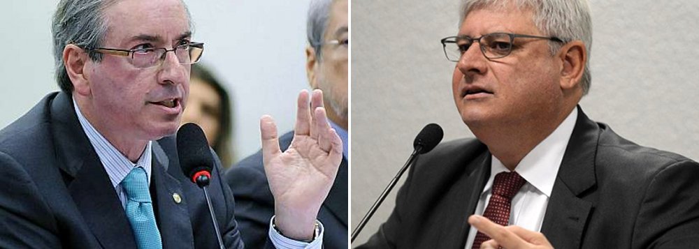 Deputados devem apresentar emenda que proíbe a recondução ao cargo do procurador-geral da República; medida é vista como uma demonstração de força do presidente da Câmara, Eduardo Cunha, contra Rodrigo Janot, após comandar uma busca e apreensão no gabinete no peemedebista (Foto: Roberta Namour) Deputados devem apresentar emenda que proíbe a recondução ao cargo do procurador-geral da República; medida é vista como uma demonstração de força do presidente da Câmara, Eduardo Cunha, contra Rodrigo Janot, após comandar uma busca e apreensão no gabinete no peemedebista