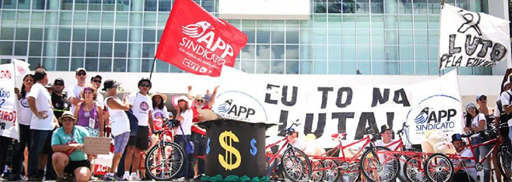 Diferente do que divulga a velha mídia, o governo Beto Richa (PSDB) não atendeu a maior parte da pauta de reivindicações de professores e funcionários de escola em greve há 25 dias; pelo contrário, de acordo com nota da APP-Sindicato; "Informamos a todos que a APP-Sindicato não foi notificada e, portanto, é válida a deliberação tomada na ultima assembleia da categoria, por cerca de 20 mil educadores, de que a greve da educação continua"
(Foto: Leonardo Lucena) Diferente do que divulga a velha mídia, o governo Beto Richa (PSDB) não atendeu a maior parte da pauta de reivindicações de professores e funcionários de escola em greve há 25 dias; pelo contrário, de acordo com nota da APP-Sindicato; "Informamos a todos que a APP-Sindicato não foi notificada e, portanto, é válida a deliberação tomada na ultima assembleia da categoria, por cerca de 20 mil educadores, de que a greve da educação continua"
