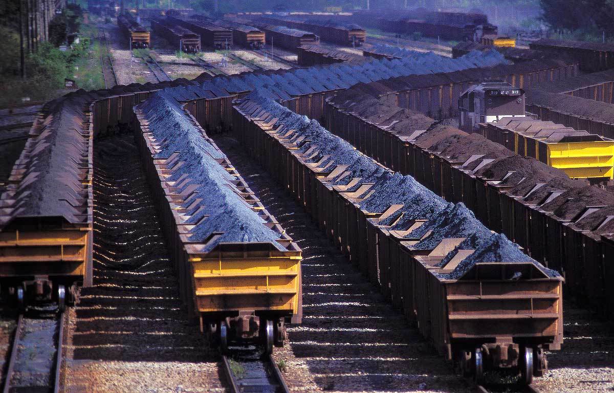 Durante os últimos três anos, pesquisadores do Centro de Tecnologia Mineral (Cetem) do Ministério da Ciência, Tecnologia e Inovação estudaram 105 territórios em 22 estados brasileiros que sofreram impactos da mineração e confirmaram que a extração de minerais é uma atividade “extremamente impactante nas regiões onde está instalada. Ela gera um conjunto de consequências ambientais e socioeconômicas”, de acordo com o pesquisador do Cetem, Francisco Rego Chaves Fernandes (Foto: Leonardo Attuch) Durante os últimos três anos, pesquisadores do Centro de Tecnologia Mineral (Cetem) do Ministério da Ciência, Tecnologia e Inovação estudaram 105 territórios em 22 estados brasileiros que sofreram impactos da mineração e confirmaram que a extração de minerais é uma atividade “extremamente impactante nas regiões onde está instalada. Ela gera um conjunto de consequências ambientais e socioeconômicas”, de acordo com o pesquisador do Cetem, Francisco Rego Chaves Fernandes