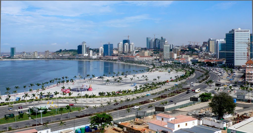 Apesar das dificuldades, muitos brasileiros veem o país como um lugar acolhedor e que oferece boas oportunidades. Hoje, aproximadamente 30 mil brasileiros vivem no país africano, segundo a embaixada do Brasil em Luanda, capital angolana. O fator que mais atrai brasileiros é o trabalho (Foto: Leonardo Attuch) Apesar das dificuldades, muitos brasileiros veem o país como um lugar acolhedor e que oferece boas oportunidades. Hoje, aproximadamente 30 mil brasileiros vivem no país africano, segundo a embaixada do Brasil em Luanda, capital angolana. O fator que mais atrai brasileiros é o trabalho
