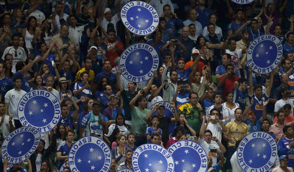 O Superior Tribunal de Justiça Desportiva (STJD) negou pedido do Cruzeiro para reconsiderar a determinação de liberar 10% ingressos de visitantes aos atleticanos na final da Copa do Brasil; o órgão também processará o clube por uma "venda irresponsável" das entradas para o clássico desta quarta-feira (26), pela final da Copa do Brasil, no Mineirão; o clube liberou apenas 1.813 ingressos para os atleticanos, o que representa menos de 5% da carga para a partida; as penas variam de multa, entre R$ 100 e R$ 100 mil, anulação do resultado da partida, perdas de mando de campo, e suspensão de dirigentes (Foto: Leonardo Lucena) O Superior Tribunal de Justiça Desportiva (STJD) negou pedido do Cruzeiro para reconsiderar a determinação de liberar 10% ingressos de visitantes aos atleticanos na final da Copa do Brasil; o órgão também processará o clube por uma "venda irresponsável" das entradas para o clássico desta quarta-feira (26), pela final da Copa do Brasil, no Mineirão; o clube liberou apenas 1.813 ingressos para os atleticanos, o que representa menos de 5% da carga para a partida; as penas variam de multa, entre R$ 100 e R$ 100 mil, anulação do resultado da partida, perdas de mando de campo, e suspensão de dirigentes