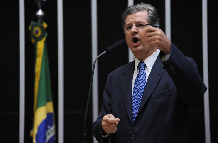 Diante da revelação de que o ex-gerente executivo da Petrobras Pedro Barusco concordou em devolver R$ 253 milhões aos cofres públicos, o deputado Jutahy Magalhães Jr. (PSDB-BA) questiona "como é possível alguém com essa função ter a possibilidade de devolver esse valor se não fosse algo sistêmico, organizado, com proteção de pessoas com muito poder? É impossível em qualquer país democrático do mundo em que haja o mínimo de fiscalização alguém ter esse patrimônio para devolver", diz o tucano (Foto: Romulo Faro) Diante da revelação de que o ex-gerente executivo da Petrobras Pedro Barusco concordou em devolver R$ 253 milhões aos cofres públicos, o deputado Jutahy Magalhães Jr. (PSDB-BA) questiona "como é possível alguém com essa função ter a possibilidade de devolver esse valor se não fosse algo sistêmico, organizado, com proteção de pessoas com muito poder? É impossível em qualquer país democrático do mundo em que haja o mínimo de fiscalização alguém ter esse patrimônio para devolver", diz o tucano