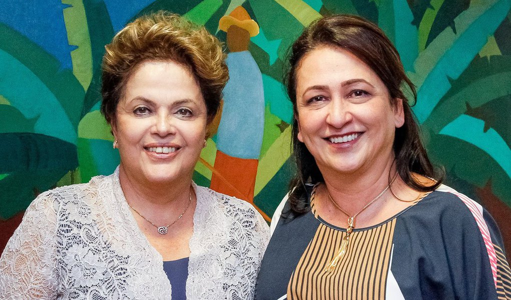 Concretizando as expectativas do mercado de apostas, a senadora Kátia Abreu (PMDB) será a ministra da Agricultura no próximo governo de Dilma Rousseff; informação é jornalista Vera Magalhães, da Folha de S. Paulo; convite a Kátia teria sido feito pela presidente Dilma nessa quarta-feira, 19, e a senadora aceitou; concretizada sua ida para a Esplanada dos Ministérios, Kátia, que é presidente da Confederação Nacional da Agricultura (CNA), cede sua vaga no Senado ao primeiro suplente, Donizeti Nogueira, que ajuda o PT a ampliar sua bancada na Casa (Foto: Aquiles Lins) Concretizando as expectativas do mercado de apostas, a senadora Kátia Abreu (PMDB) será a ministra da Agricultura no próximo governo de Dilma Rousseff; informação é jornalista Vera Magalhães, da Folha de S. Paulo; convite a Kátia teria sido feito pela presidente Dilma nessa quarta-feira, 19, e a senadora aceitou; concretizada sua ida para a Esplanada dos Ministérios, Kátia, que é presidente da Confederação Nacional da Agricultura (CNA), cede sua vaga no Senado ao primeiro suplente, Donizeti Nogueira, que ajuda o PT a ampliar sua bancada na Casa
