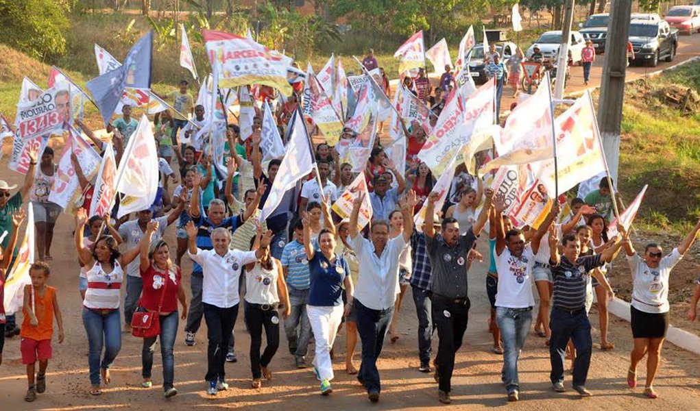 Cumprindo agenda em municípios da região nordeste nessa quinta-feira, 4, o candidato a governador Marcelo Miranda, da coligação "A experiência faz a mudança", afirmou que se eleito vai investir na atração de empresas para a agroindustrialização; "O agronegócio é nossa vocação natural, além de termos toda uma logist ica de ferrovia e hidrovia (em construção), vamos incentivar o investimento privado e público na geração de renda e emprego, sobretudo para a juventude, atualmente, tão desprovida de políticas públicas" , afimrou (Foto: Aquiles Lins) Cumprindo agenda em municípios da região nordeste nessa quinta-feira, 4, o candidato a governador Marcelo Miranda, da coligação "A experiência faz a mudança", afirmou que se eleito vai investir na atração de empresas para a agroindustrialização; "O agronegócio é nossa vocação natural, além de termos toda uma logist ica de ferrovia e hidrovia (em construção), vamos incentivar o investimento privado e público na geração de renda e emprego, sobretudo para a juventude, atualmente, tão desprovida de políticas públicas" , afimrou