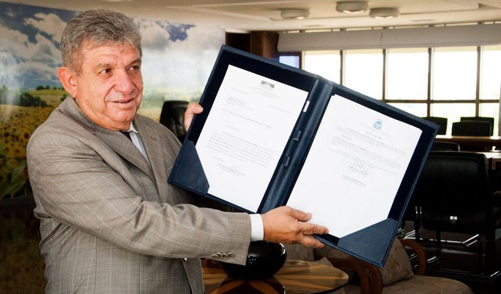 Procurador de Justiça Clenan Renaut de Melo Pereira será empossado nesta sexta-feira, 12, às 16 horas, no cargo de procurador-geral de Justiça (PGJ) do Ministério Público Estadual (MPE) pela terceira vez, para mandato de dois anos; Clenan disputou o cargo com mais dois candidatos, obtendo cerca de 77% dos votos na eleição para a formação da lista tríplice, e após esse processo, o governador Sandoval Cardoso (SD) o nomeou no dia 20 de outubro (Foto: Aquiles Lins) Procurador de Justiça Clenan Renaut de Melo Pereira será empossado nesta sexta-feira, 12, às 16 horas, no cargo de procurador-geral de Justiça (PGJ) do Ministério Público Estadual (MPE) pela terceira vez, para mandato de dois anos; Clenan disputou o cargo com mais dois candidatos, obtendo cerca de 77% dos votos na eleição para a formação da lista tríplice, e após esse processo, o governador Sandoval Cardoso (SD) o nomeou no dia 20 de outubro