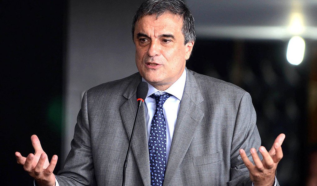 Ministro José Eduardo Cardozo, da Justiça, se queixa da gritaria de tucanos contra sua linha de atuação e também de petistas incomodados com o desenrolar da Operação Lava Jato; segundo ele, o caso não tem coloração partidária; "Eu vi nomes de pessoas da base aliada e da oposição envolvidos. Ao que tudo indica, existe uma situação que atinge várias forças políticas", afirma; Cardozo deve permanecer no cargo no segundo mandato (Foto: Leonardo Attuch) Ministro José Eduardo Cardozo, da Justiça, se queixa da gritaria de tucanos contra sua linha de atuação e também de petistas incomodados com o desenrolar da Operação Lava Jato; segundo ele, o caso não tem coloração partidária; "Eu vi nomes de pessoas da base aliada e da oposição envolvidos. Ao que tudo indica, existe uma situação que atinge várias forças políticas", afirma; Cardozo deve permanecer no cargo no segundo mandato