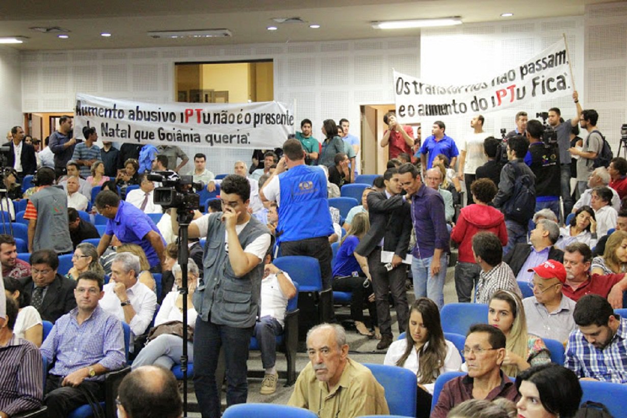 Foi realizada na manhã desta segunda-feira, na Câmara Municipal, mais uma audiência pública para debater o aumento de 60% no valor do IPTU; vereadores de oposição, entidades classistas e moradores se mostraram contra a proposta do prefeito Paulo Garcia (PT) e consideram o reajuste abusivo; vereadores da base não assumes, mas a maioria também rejeita o aumento de 60% e nos bastidores tentam convencer o Paço a recuar para 30%; prefeitura quer votar o projeto na Câmara ainda esta semana (Foto: José Barbacena) Foi realizada na manhã desta segunda-feira, na Câmara Municipal, mais uma audiência pública para debater o aumento de 60% no valor do IPTU; vereadores de oposição, entidades classistas e moradores se mostraram contra a proposta do prefeito Paulo Garcia (PT) e consideram o reajuste abusivo; vereadores da base não assumes, mas a maioria também rejeita o aumento de 60% e nos bastidores tentam convencer o Paço a recuar para 30%; prefeitura quer votar o projeto na Câmara ainda esta semana