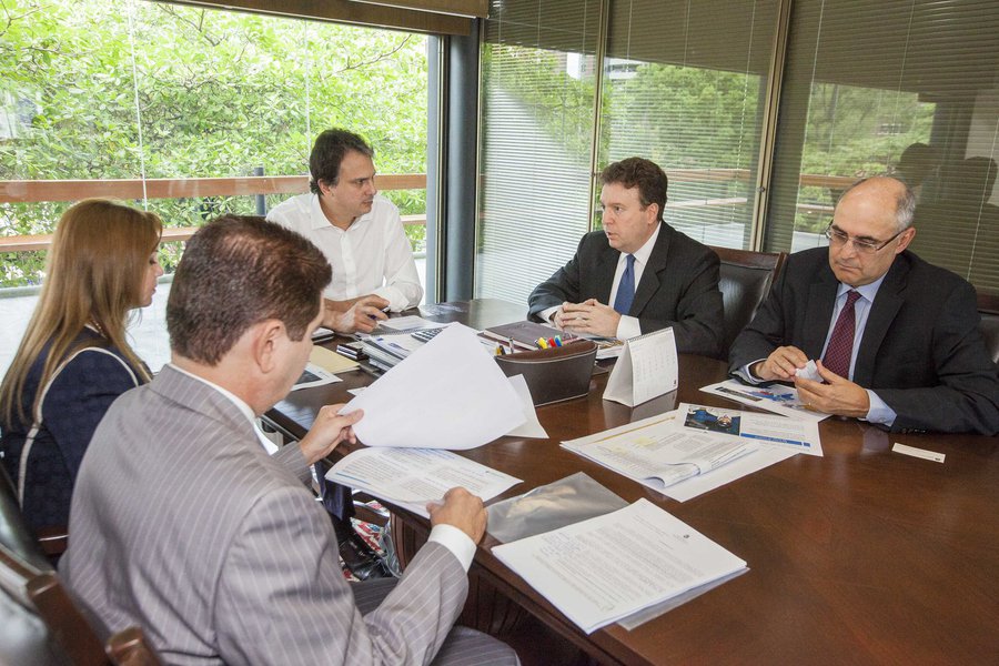 O Grupo Votorantim deve instalar mais duas novas fábricas de cimento no Ceará, em Sobral e São Gonçalo do Amarante, com investimentos da ordem de R$ 969 milhões e gerando 1.200 novos empregos. Diretores do grupo estiveram reunidos hoje com o governador Camilo Santana para firmar acordo de parceria (Foto: Fatima 247) O Grupo Votorantim deve instalar mais duas novas fábricas de cimento no Ceará, em Sobral e São Gonçalo do Amarante, com investimentos da ordem de R$ 969 milhões e gerando 1.200 novos empregos. Diretores do grupo estiveram reunidos hoje com o governador Camilo Santana para firmar acordo de parceria