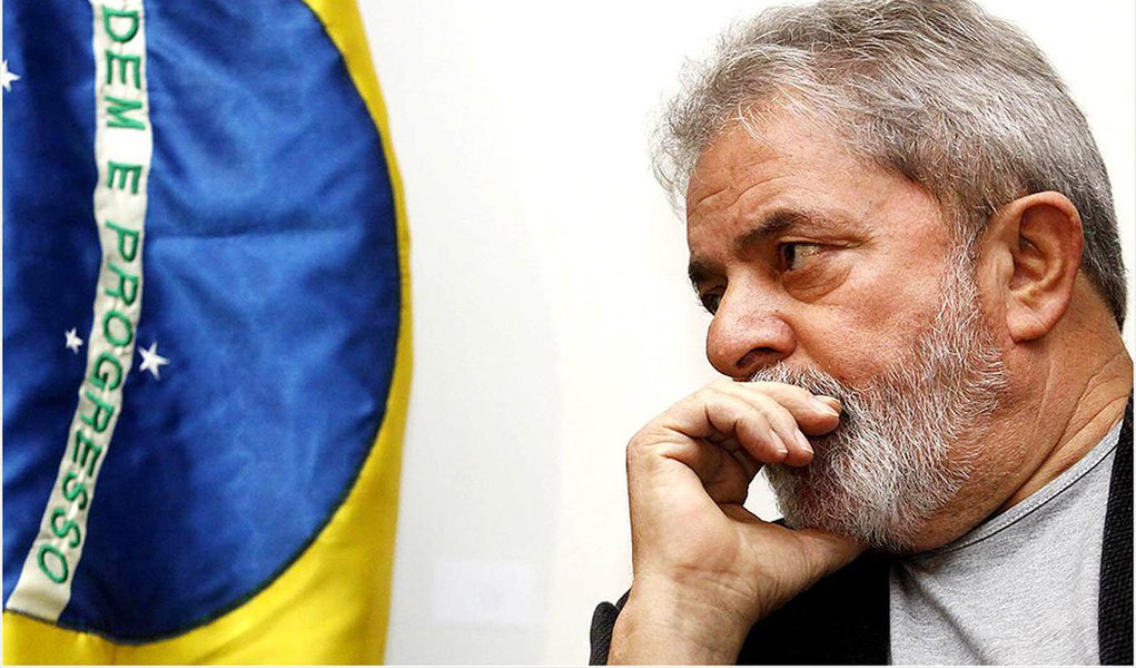 Convocado a depor como testemunha para esclarecer denúncias do empresário Marcos Valério sobre o chamado 'mensalão', ex-presidente confirmou que teve duas reuniões com dirigentes da Portugal Telecom e do Banco Espírito Santo em 2003, no Palácio do Planalto, mas negou que tenha tratado de assunto fora da pauta prevista; segundo Valério, Lula teria auxiliado no repasse de R$ 7 milhões da Portugal Telecom para o PT (Foto: Gisele Federicce) Convocado a depor como testemunha para esclarecer denúncias do empresário Marcos Valério sobre o chamado 'mensalão', ex-presidente confirmou que teve duas reuniões com dirigentes da Portugal Telecom e do Banco Espírito Santo em 2003, no Palácio do Planalto, mas negou que tenha tratado de assunto fora da pauta prevista; segundo Valério, Lula teria auxiliado no repasse de R$ 7 milhões da Portugal Telecom para o PT