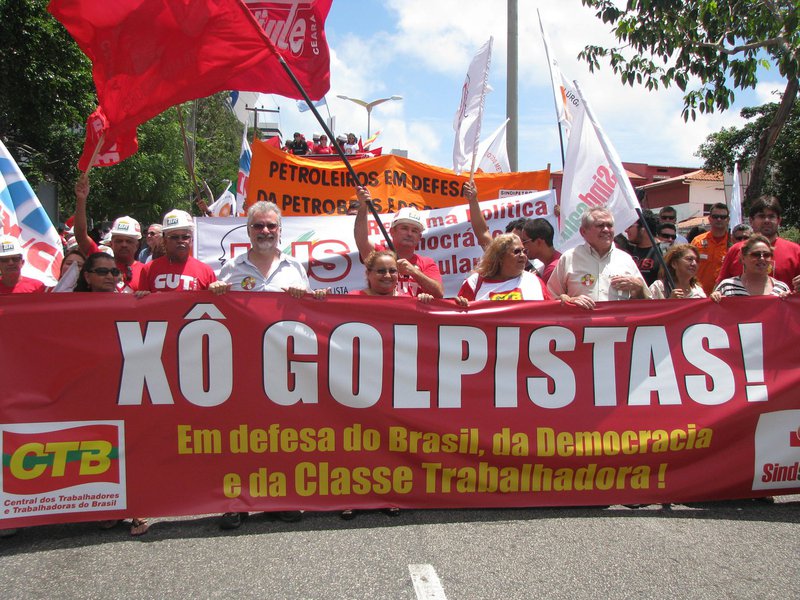 Movimentos sociais, sindicatos e partidos de esquerda se reúnem para organizar agenda de luta. Também o PT Ceará, em articulação com as demais forças políticas, se movimenta para enfrentar o "rolo compressor" da mídia conservadora que ataca diariamente o partido, através da Operação Lava Jato e a presidente Dilma Rousseff, construindo uma agenda de crise e instabilidade política, incutindo no imaginário da população a proposta de impeachment. Hoje, os presidentes estaduais do PT e do PCdoB tiveram reunião para debater o assunto (Foto: Fatima 247) Movimentos sociais, sindicatos e partidos de esquerda se reúnem para organizar agenda de luta. Também o PT Ceará, em articulação com as demais forças políticas, se movimenta para enfrentar o "rolo compressor" da mídia conservadora que ataca diariamente o partido, através da Operação Lava Jato e a presidente Dilma Rousseff, construindo uma agenda de crise e instabilidade política, incutindo no imaginário da população a proposta de impeachment. Hoje, os presidentes estaduais do PT e do PCdoB tiveram reunião para debater o assunto