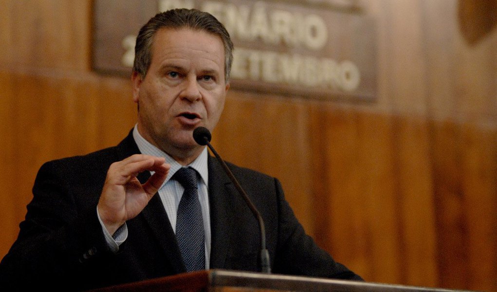 O governo do Rio Grande do Sul reafirmou a possibilidade de atraso no pagamento de servidores. De acordo com o líder do governo na Assembleia Legislativa, deputado Alexandre Postal (PMDB), o atraso pode ocorrer já na folha de pagamento de março; "A expectativa é que possamos ainda passar o mês de março, mas com muita dificuldade. Se ultrapassar março, (será) abril", disse (Foto: Leonardo Lucena) O governo do Rio Grande do Sul reafirmou a possibilidade de atraso no pagamento de servidores. De acordo com o líder do governo na Assembleia Legislativa, deputado Alexandre Postal (PMDB), o atraso pode ocorrer já na folha de pagamento de março; "A expectativa é que possamos ainda passar o mês de março, mas com muita dificuldade. Se ultrapassar março, (será) abril", disse