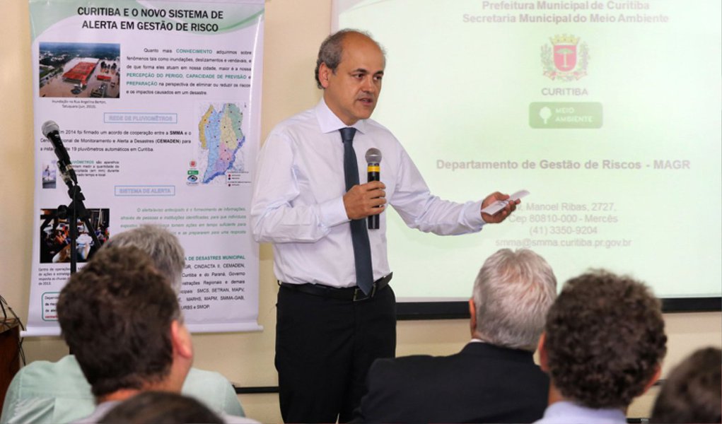Lançado pelo prefeito Gustavo Fruet, o novo sistema de alerta tem como objetivo prevenir, evitar, reduzir e preparar a cidade para enfrentar desastres, com a cooperação de diversos órgãos, como Cindacta II; foi elaborado um protocolo a ser seguido nas situações de processos climáticos perigosos que atingem níveis de atenção e/ou alerta; "Não há como chegar no século 21 sem ter a informação precisa das áreas mais vulneráveis, dos locais perigosos e que precisam de intervenção imediata. Esse sistema permite medidas para evitar impactos maiores", disse Fruet (Foto: Leonardo Lucena) Lançado pelo prefeito Gustavo Fruet, o novo sistema de alerta tem como objetivo prevenir, evitar, reduzir e preparar a cidade para enfrentar desastres, com a cooperação de diversos órgãos, como Cindacta II; foi elaborado um protocolo a ser seguido nas situações de processos climáticos perigosos que atingem níveis de atenção e/ou alerta; "Não há como chegar no século 21 sem ter a informação precisa das áreas mais vulneráveis, dos locais perigosos e que precisam de intervenção imediata. Esse sistema permite medidas para evitar impactos maiores", disse Fruet