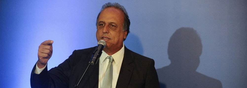 "É um erro que ninguém admite"; com essa declaração, o governador do Rio de Janeiro, Luiz Fernando Pezão, admitiu que a Polícia Militar cometeu um grave equívoco na ação que terminou com a morte do menino Eduardo de Jesus, de 10 anos, no Complexo do Alemão, na Zona Norte do Rio; a criança foi atingida por um tiro de fuzil na cabeça no dia 2 de abril, durante uma operação policial; "Eu falei com o pai do garoto (Eduardo) e vou colocar todo o estado à disposição para dar conforto à família", acrescentou o gestor, após participar de evento nesta tarde na Câmara de Comércio Americana do Rio (AmCham), em Copacabana (Foto: Leonardo Lucena) "É um erro que ninguém admite"; com essa declaração, o governador do Rio de Janeiro, Luiz Fernando Pezão, admitiu que a Polícia Militar cometeu um grave equívoco na ação que terminou com a morte do menino Eduardo de Jesus, de 10 anos, no Complexo do Alemão, na Zona Norte do Rio; a criança foi atingida por um tiro de fuzil na cabeça no dia 2 de abril, durante uma operação policial; "Eu falei com o pai do garoto (Eduardo) e vou colocar todo o estado à disposição para dar conforto à família", acrescentou o gestor, após participar de evento nesta tarde na Câmara de Comércio Americana do Rio (AmCham), em Copacabana