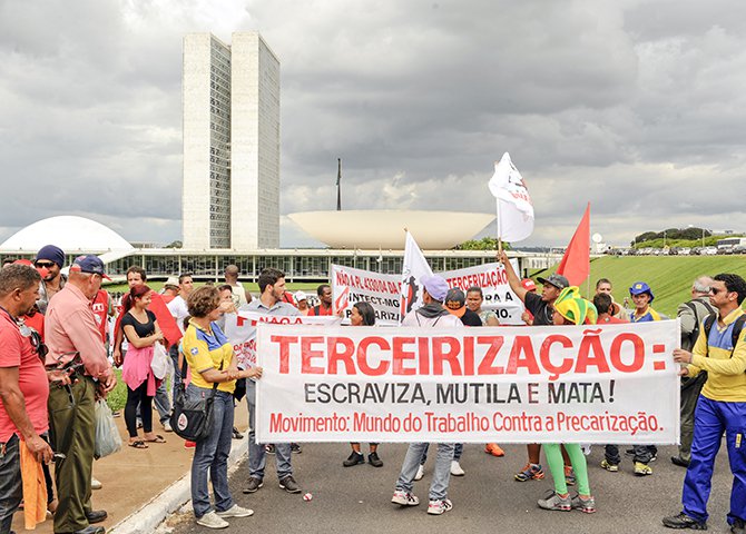 Depois de autorizar entrada de dinheiro estrangeiro na saúde e a formação de oligopólios no ensino privado, Legislativo tenta, com a lei da terceirização, fazer o país andar para trás (Foto: Marcio Pochmann) Depois de autorizar entrada de dinheiro estrangeiro na saúde e a formação de oligopólios no ensino privado, Legislativo tenta, com a lei da terceirização, fazer o país andar para trás