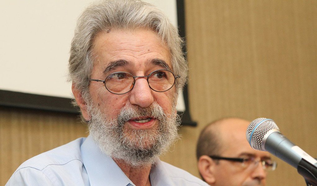 O diretor da ONG Transparência Brasil, Claudio Weber Abramo, deixou o cargo após passar quase 15 anos à frente da instituição. Segundo ele, a decisão foi motivada pelas "severas restrições orçamentárias que sempre afetaram a entidade". A ONG foi criada no ano 2000 com o objetivo de denunciar e combater casos de corrupção. (Foto: Paulo Emílio) O diretor da ONG Transparência Brasil, Claudio Weber Abramo, deixou o cargo após passar quase 15 anos à frente da instituição. Segundo ele, a decisão foi motivada pelas "severas restrições orçamentárias que sempre afetaram a entidade". A ONG foi criada no ano 2000 com o objetivo de denunciar e combater casos de corrupção.