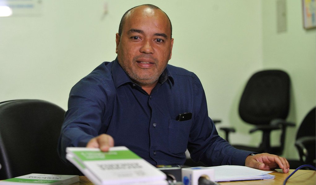 Em coletiva de imprensa, o coordenador nacional do Movimento dos Trabalhadores Rurais Sem Terra (MST), Alexandre Conceição, criticou o que chamou de "avalanche conservadora" ao citar projetos como a PEC 215/2000, que trata da demarcação de terras indígenas, e a eleição do presidente da Câmara dos Deputados, Eduardo Cunha (Foto: Gisele Federicce) Em coletiva de imprensa, o coordenador nacional do Movimento dos Trabalhadores Rurais Sem Terra (MST), Alexandre Conceição, criticou o que chamou de "avalanche conservadora" ao citar projetos como a PEC 215/2000, que trata da demarcação de terras indígenas, e a eleição do presidente da Câmara dos Deputados, Eduardo Cunha