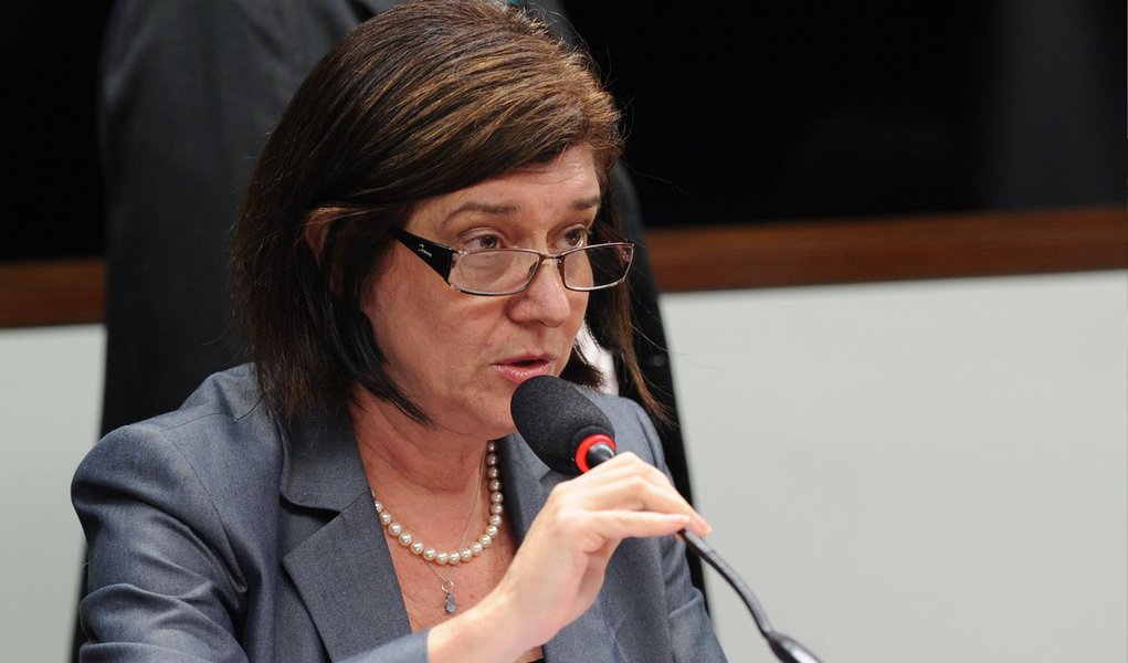 A diretora-geral da ANP, Magda Chambriard, afirmou em reunião na Câmara Federal, que a agência nunca recebeu solicitação da Petrobras para a construção das refinarias Preminum I (MA) e Premium II (CE); as obras estão paralisadas e já consumiram cerca de R$ 2,6 bilhões; "O que eu tenho a dizer a vocês é que nem a Premium I nem a Premium II jamais foram submetidas a nós. Nós jamais recebemos nenhum pedido de autorização de licitação", disse (Foto: Leonardo Lucena) A diretora-geral da ANP, Magda Chambriard, afirmou em reunião na Câmara Federal, que a agência nunca recebeu solicitação da Petrobras para a construção das refinarias Preminum I (MA) e Premium II (CE); as obras estão paralisadas e já consumiram cerca de R$ 2,6 bilhões; "O que eu tenho a dizer a vocês é que nem a Premium I nem a Premium II jamais foram submetidas a nós. Nós jamais recebemos nenhum pedido de autorização de licitação", disse
