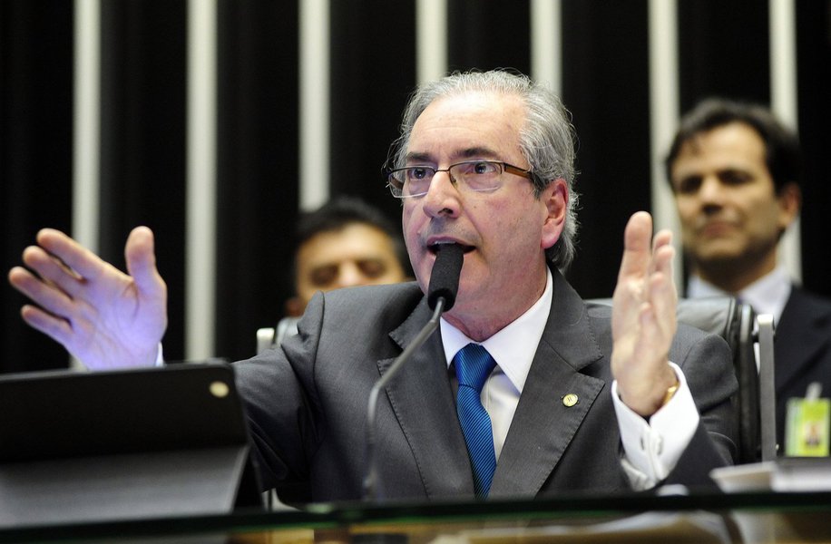 Presidente da Câmara, que chegou a defender que não havia base jurídica para um pedido de impeachment e descartou sem ler um pedido do deputado Jair Bolsonaro, afirmou agora à bancada tucana que a Casa contratará pareceres jurídicos independentes, como fez o partido (Foto: Gisele Federicce) Presidente da Câmara, que chegou a defender que não havia base jurídica para um pedido de impeachment e descartou sem ler um pedido do deputado Jair Bolsonaro, afirmou agora à bancada tucana que a Casa contratará pareceres jurídicos independentes, como fez o partido