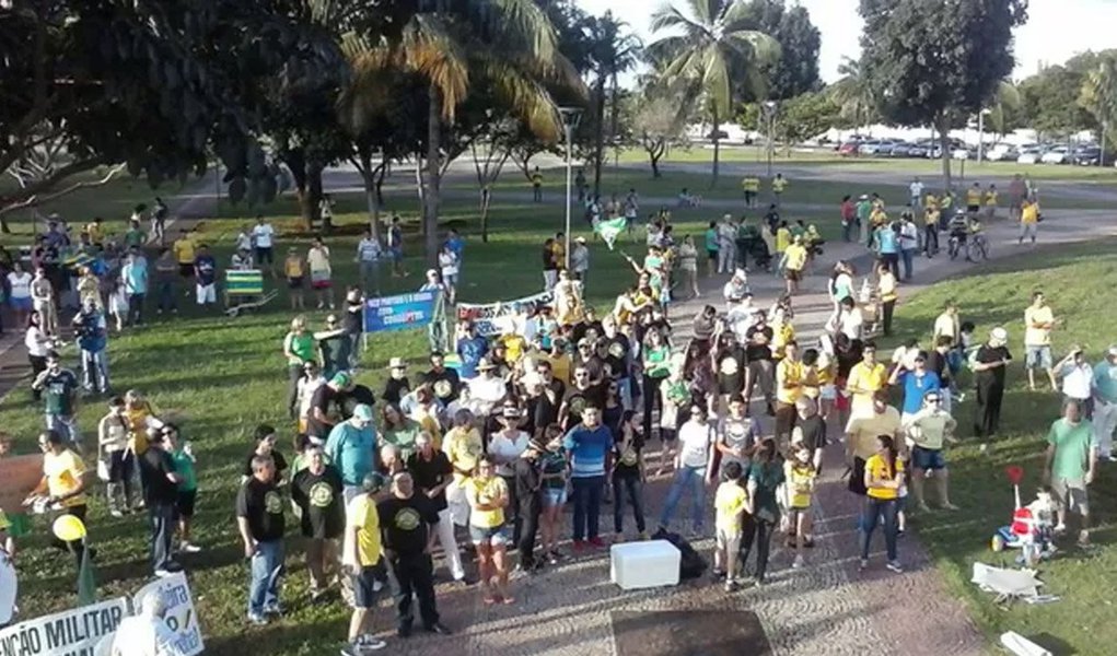 No Tocantins houve protestos contra a presidente Dilma Rousseff em Palmas e Araguaína; na capital, a concentração de manifestantes foi na praça dos Girassóis; de acordo com a Polícia Militar, 350 manifestantes estiveram no local; para os organizadores, foram 1,2 mi manifestantes; com faixas, cartazes, rostos pintados e até trio elétrico, eles pediram o fim da corrupção e alguns querem a intervenção militar no governo (Foto: Aquiles Lins) No Tocantins houve protestos contra a presidente Dilma Rousseff em Palmas e Araguaína; na capital, a concentração de manifestantes foi na praça dos Girassóis; de acordo com a Polícia Militar, 350 manifestantes estiveram no local; para os organizadores, foram 1,2 mi manifestantes; com faixas, cartazes, rostos pintados e até trio elétrico, eles pediram o fim da corrupção e alguns querem a intervenção militar no governo