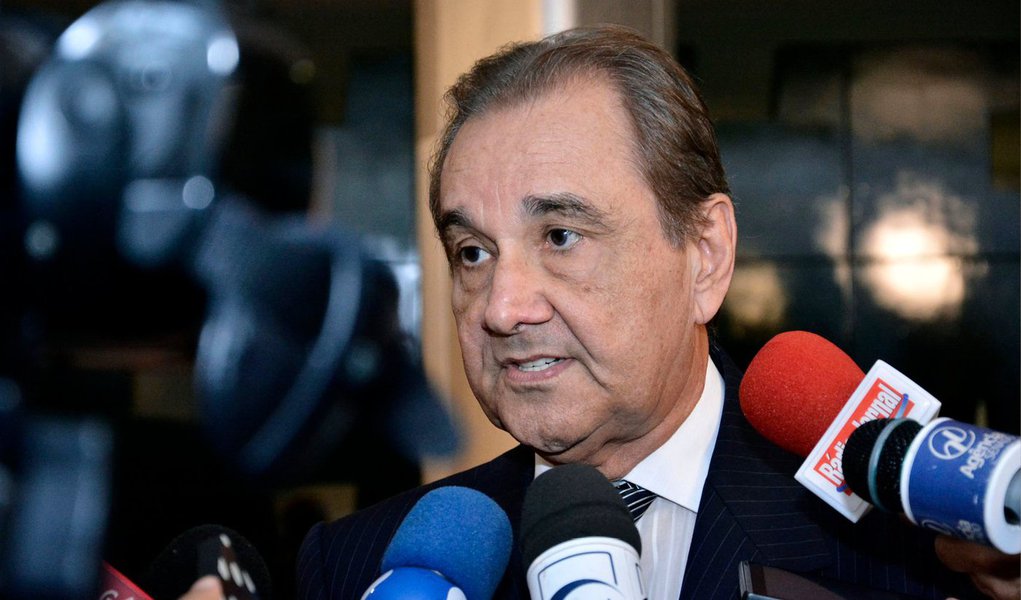 Depois do PSDB e do SD, o DEM se manifestou nesta quarta (11) a favor das manifestações marcadas para o próximo domingo (15); presidente do DEM, o senador José Agripino Maia (RN) disse que os movimentos são "dignos pelo seu caráter pacífico", por isso merecem o respeito da sigla; "Não podemos, como partido ou militantes, deixar de aplaudir iniciativas que só orgulham a democracia brasileira", afirmou (Foto: Valter Lima) Depois do PSDB e do SD, o DEM se manifestou nesta quarta (11) a favor das manifestações marcadas para o próximo domingo (15); presidente do DEM, o senador José Agripino Maia (RN) disse que os movimentos são "dignos pelo seu caráter pacífico", por isso merecem o respeito da sigla; "Não podemos, como partido ou militantes, deixar de aplaudir iniciativas que só orgulham a democracia brasileira", afirmou