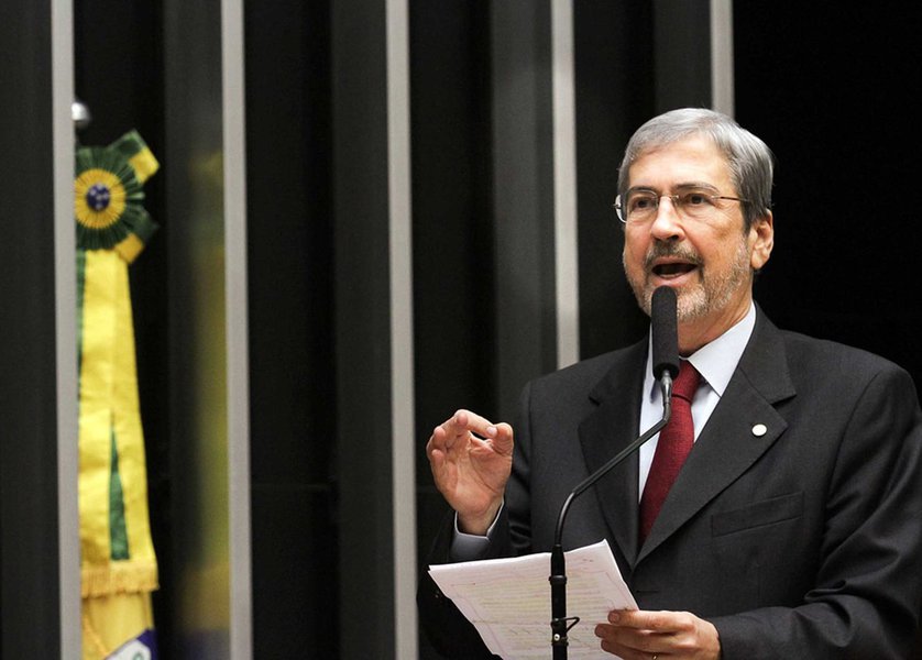 Deputado Antônio Imbassahy (PSDB) afirma que não está sendo acusado de irregularidades por desvio de R$ 166 milhões das obras do metrô de Salvador durante sua gestão como prefeito; o TCU responsabiliza gestores indicados pelo tucano, além das empresas que deverão ser investigadas por ele mesmo na condição de vice-presidente da CPI da Petrobras; "É importante destacar que não tem nenhuma acusação contra minha pessoa. O que está sendo citado por alguns petistas é que algumas empresas contratadas estão envolvidas no petrolão", diz Imbassahy (Foto: Romulo Faro) Deputado Antônio Imbassahy (PSDB) afirma que não está sendo acusado de irregularidades por desvio de R$ 166 milhões das obras do metrô de Salvador durante sua gestão como prefeito; o TCU responsabiliza gestores indicados pelo tucano, além das empresas que deverão ser investigadas por ele mesmo na condição de vice-presidente da CPI da Petrobras; "É importante destacar que não tem nenhuma acusação contra minha pessoa. O que está sendo citado por alguns petistas é que algumas empresas contratadas estão envolvidas no petrolão", diz Imbassahy