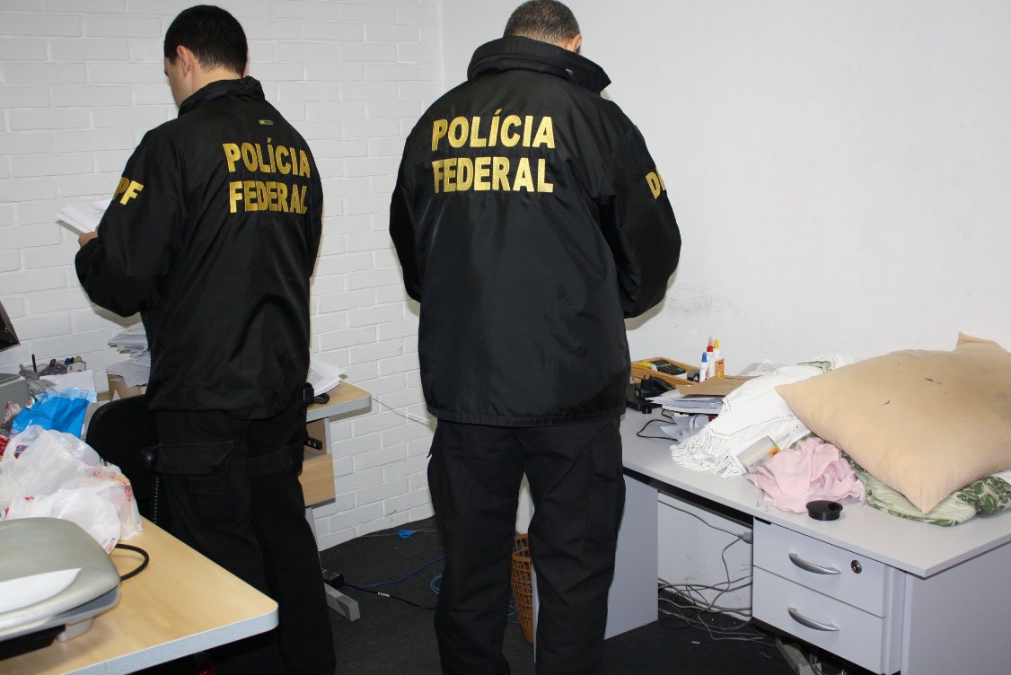 Justiça Federal no Paraná pediu ao Banco Central a quebra de sigilo bancário dos executivos de empreiteiras presos na sétima fase da Operação Lava Jato da Polícia Federal; a decisão, assinada pelo juiz Sérgio Moro, responsável pelas investigações, alcança 15 presos; entre eles, o ex-diretor de Serviços da Petrobras Renato Duque e o lobista Fernando Soares, também conhecido como Fernando Baiano, que se entregou nesta tarde à polícia (Foto: Leonardo Lucena) Justiça Federal no Paraná pediu ao Banco Central a quebra de sigilo bancário dos executivos de empreiteiras presos na sétima fase da Operação Lava Jato da Polícia Federal; a decisão, assinada pelo juiz Sérgio Moro, responsável pelas investigações, alcança 15 presos; entre eles, o ex-diretor de Serviços da Petrobras Renato Duque e o lobista Fernando Soares, também conhecido como Fernando Baiano, que se entregou nesta tarde à polícia