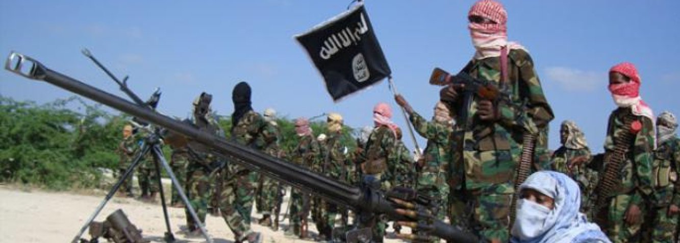 Grupo militante islâmico somali al Shabaab confirmou neste sábado (6) que seu líder Ahmed Godane morreu num ataque aéreo dos Estados Unidos esta semana e nomeado um novo líder, prometendo "grande aflição" aos seus inimigos; as forças dos EUA atingiram o acampamento de Godane no centro-sul da Somália com mísseis Hellfire e bombas guiadas a laser na segunda, mas o Pentágono não confirmou a morte até sexta; em comunicado, a Al Shabaab, afiliado à Al Qaeda, anunciou como novo líder Sheikh Ahmad Omar Abu Ubaidah, e advertiu seus inimigos a "esperar uma grande aflição" (Foto: Valter Lima) Grupo militante islâmico somali al Shabaab confirmou neste sábado (6) que seu líder Ahmed Godane morreu num ataque aéreo dos Estados Unidos esta semana e nomeado um novo líder, prometendo "grande aflição" aos seus inimigos; as forças dos EUA atingiram o acampamento de Godane no centro-sul da Somália com mísseis Hellfire e bombas guiadas a laser na segunda, mas o Pentágono não confirmou a morte até sexta; em comunicado, a Al Shabaab, afiliado à Al Qaeda, anunciou como novo líder Sheikh Ahmad Omar Abu Ubaidah, e advertiu seus inimigos a "esperar uma grande aflição"