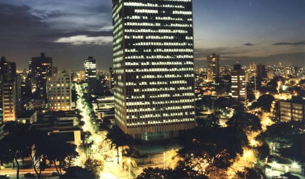A Cemig informou, por meio de nota, que pede à Justiça a anulação de débitos referentes aos imóveis onde estão localizadas subestações e linhas de transmissão e subtransmissão, visto que tais bens não pertencem à empresa, que apenas os administra; “No entendimento da Agência Nacional de Energia Elétrica (Aneel), são ativos operacionais cuja titularidade é da União e a ela devem retornar ao fim do período de concessão dos serviços de fornecimento de energia elétrica. Os entes da federação (União, Estados, Municípios) são reciprocamente imunes a impostos sobre renda, patrimônio e serviços. Não há, portanto, que se falar em IPTU no caso em tela” (Foto: Luis Mauro Queiroz) A Cemig informou, por meio de nota, que pede à Justiça a anulação de débitos referentes aos imóveis onde estão localizadas subestações e linhas de transmissão e subtransmissão, visto que tais bens não pertencem à empresa, que apenas os administra; “No entendimento da Agência Nacional de Energia Elétrica (Aneel), são ativos operacionais cuja titularidade é da União e a ela devem retornar ao fim do período de concessão dos serviços de fornecimento de energia elétrica. Os entes da federação (União, Estados, Municípios) são reciprocamente imunes a impostos sobre renda, patrimônio e serviços. Não há, portanto, que se falar em IPTU no caso em tela”
