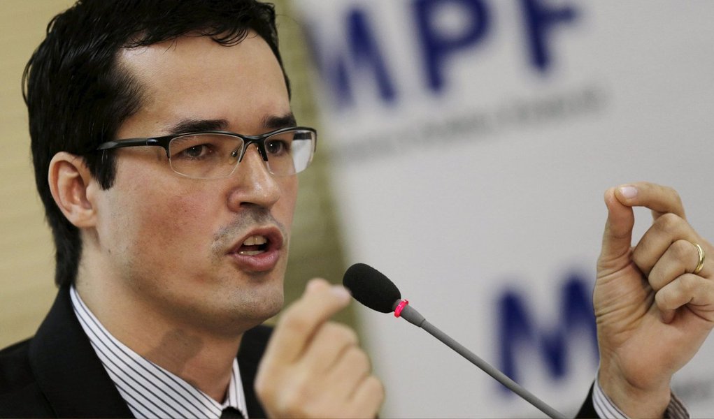 O procurador da República Deltan Dallagnol, coordenador, no Ministério Público Federal, da Operação Lava-Jato, disse, nesta quinta (26), que as empreiteiras envolvidas no caso "tinham a corrupção como modelo de negócio"; "Essas empresas se carterizaram, fizeram um jogo de cartas marcadas, fraudavam as licitações", afirmou; sobre as investigações, ele afirmou que, no início, o trabalho era focado em quatro doleiros, mas depois se expandiu até descobrir "um imenso esquema de corrupção"; o procurador deu a entender que o trabalho não se limitará à Petrobras e poderá atingir outras empresas públicas e órgãos onde haja suspeitas de corrupção (Foto: Valter Lima) O procurador da República Deltan Dallagnol, coordenador, no Ministério Público Federal, da Operação Lava-Jato, disse, nesta quinta (26), que as empreiteiras envolvidas no caso "tinham a corrupção como modelo de negócio"; "Essas empresas se carterizaram, fizeram um jogo de cartas marcadas, fraudavam as licitações", afirmou; sobre as investigações, ele afirmou que, no início, o trabalho era focado em quatro doleiros, mas depois se expandiu até descobrir "um imenso esquema de corrupção"; o procurador deu a entender que o trabalho não se limitará à Petrobras e poderá atingir outras empresas públicas e órgãos onde haja suspeitas de corrupção
