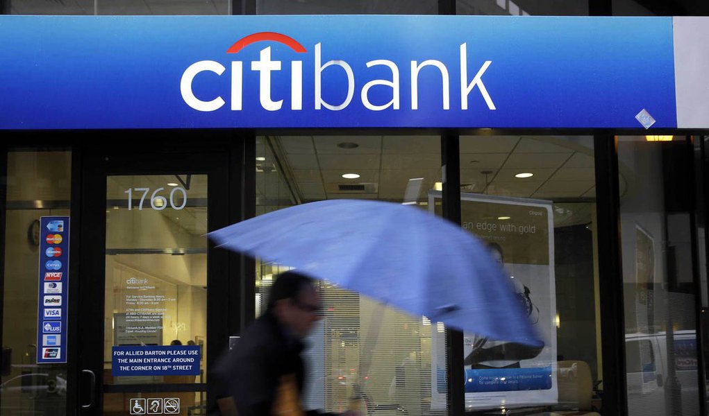 "As propostas macro são uma resposta direta às críticas do mercado à política vigente. Provavelmente envolvem movimentos iniciais dolorosos nas taxas de juros, impostos, gastos públicos e nos empréstimos dos bancos públicos que podem manter a economia crescendo em marcha lenta em 2015", diz relatório do banco; analistas preveem ainda a revisão das políticas de conteúdo local para as indústrias automotiva e de petróleo, o que poderia ser negativo para algumas siderúrgicas (Foto: Roberta Namour) "As propostas macro são uma resposta direta às críticas do mercado à política vigente. Provavelmente envolvem movimentos iniciais dolorosos nas taxas de juros, impostos, gastos públicos e nos empréstimos dos bancos públicos que podem manter a economia crescendo em marcha lenta em 2015", diz relatório do banco; analistas preveem ainda a revisão das políticas de conteúdo local para as indústrias automotiva e de petróleo, o que poderia ser negativo para algumas siderúrgicas