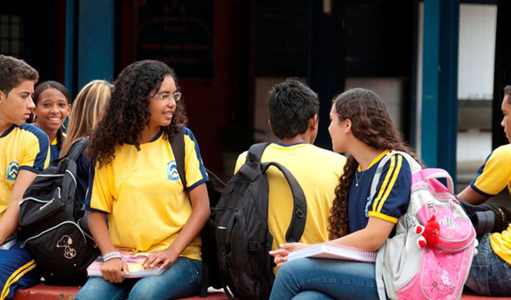 Rede estadual de ensino está acima da média nacional no número de estudantes que terminaram a 3ª série do ensino médio até os 19 anos de idade; é o que aponta esquisa do Todos pela Educação; em 2013, 68,8% dos alunos do Estado se formaram nesta faixa etária; enquanto que no Brasil, segundo pesquisa do movimento Todos pela Educação, a média foi de 54%; estudo levou em consideração todas as redes de ensino (particular, municipal, estadual e federal) para chegar ao resultado (Foto: Aquiles Lins) Rede estadual de ensino está acima da média nacional no número de estudantes que terminaram a 3ª série do ensino médio até os 19 anos de idade; é o que aponta esquisa do Todos pela Educação; em 2013, 68,8% dos alunos do Estado se formaram nesta faixa etária; enquanto que no Brasil, segundo pesquisa do movimento Todos pela Educação, a média foi de 54%; estudo levou em consideração todas as redes de ensino (particular, municipal, estadual e federal) para chegar ao resultado