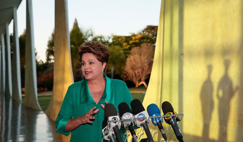 Dilma Jane Rousseff, de 91 anos, mora com a filha em Brasília, no Palácio da Alvorada; presidente cancelou sua presença, na capital mineira, no balanço da campanha Justiça pela Paz em Casa; coordenado pela ministra Cármen Lúcia, do Supremo Tribunal Federal, o programa tem o objetivo de acelerar os processos e julgamentos de acusados de violência contra a mulher; o vice-presidente Michel Temer deve comparecer ao evento (Foto: Roberta Namour) Dilma Jane Rousseff, de 91 anos, mora com a filha em Brasília, no Palácio da Alvorada; presidente cancelou sua presença, na capital mineira, no balanço da campanha Justiça pela Paz em Casa; coordenado pela ministra Cármen Lúcia, do Supremo Tribunal Federal, o programa tem o objetivo de acelerar os processos e julgamentos de acusados de violência contra a mulher; o vice-presidente Michel Temer deve comparecer ao evento