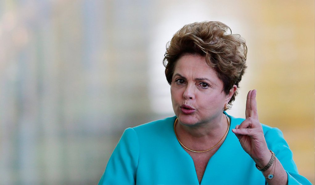 Presidente Dilma Rousseff disse nesta segunda-feira (8) que há "uso eleitoreiro" das denúncias de corrupção na Petrobras e que seus adversários na disputa pela Presidência da República deveriam "olhar os seus telhados" antes de criticarem o governo e a estatal; "Eu não vou ficar aqui falando do telhado de ninguém, mas eles devem olhar os seus telhados. O meu telhado tem a firme determinação na investigação. Ele é um telhado cobertinho pela Polícia Federal investigando, o Ministério Público com autonomia", disse (Foto: Valter Lima) Presidente Dilma Rousseff disse nesta segunda-feira (8) que há "uso eleitoreiro" das denúncias de corrupção na Petrobras e que seus adversários na disputa pela Presidência da República deveriam "olhar os seus telhados" antes de criticarem o governo e a estatal; "Eu não vou ficar aqui falando do telhado de ninguém, mas eles devem olhar os seus telhados. O meu telhado tem a firme determinação na investigação. Ele é um telhado cobertinho pela Polícia Federal investigando, o Ministério Público com autonomia", disse
