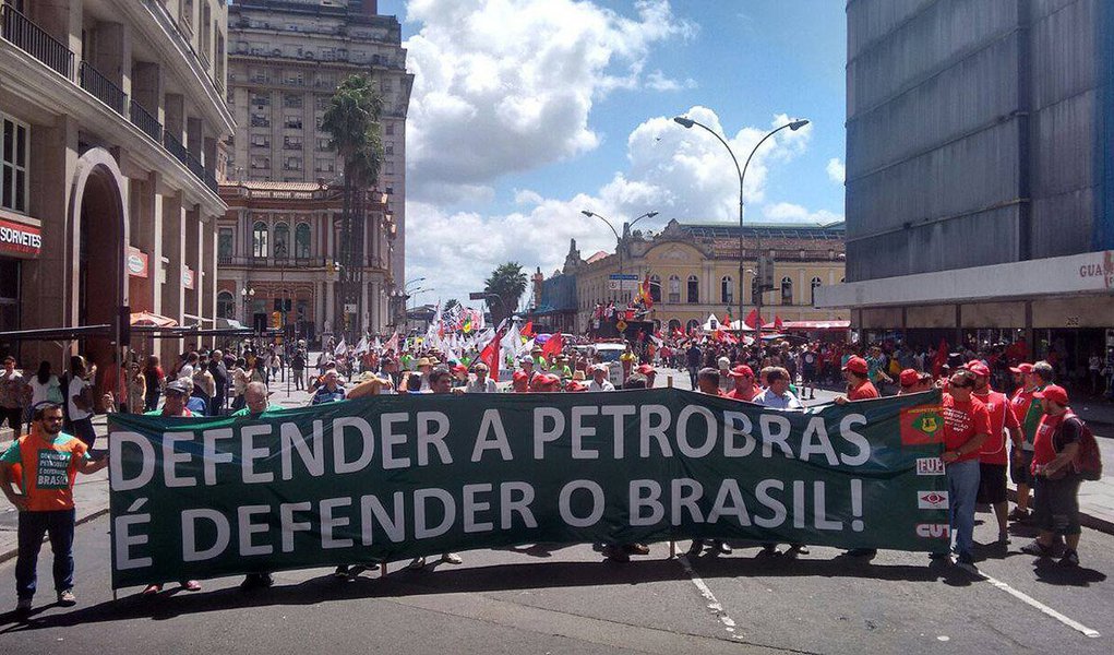 Manifestações em defesa da Petrobras, convocadas por centrais sindicais para esta sexta-feria, 13, estão ocorrendo em pelos nove estados: Paraná, Bahia, Amapá, Minas Gerais, Rio de Janeiro, São Paulo, Ceará, Pernambuco, Maranhão, Goiás, Mato Grosso do Sul e Alagoas; as manifestações estão ocorrendo de maneira pacífica; além da defesa da Petrobras, os manifestantes também reivindicam os direitos da classe trabalhadora, a reforma agrária e a reforma política (Foto: Aquiles Lins) Manifestações em defesa da Petrobras, convocadas por centrais sindicais para esta sexta-feria, 13, estão ocorrendo em pelos nove estados: Paraná, Bahia, Amapá, Minas Gerais, Rio de Janeiro, São Paulo, Ceará, Pernambuco, Maranhão, Goiás, Mato Grosso do Sul e Alagoas; as manifestações estão ocorrendo de maneira pacífica; além da defesa da Petrobras, os manifestantes também reivindicam os direitos da classe trabalhadora, a reforma agrária e a reforma política