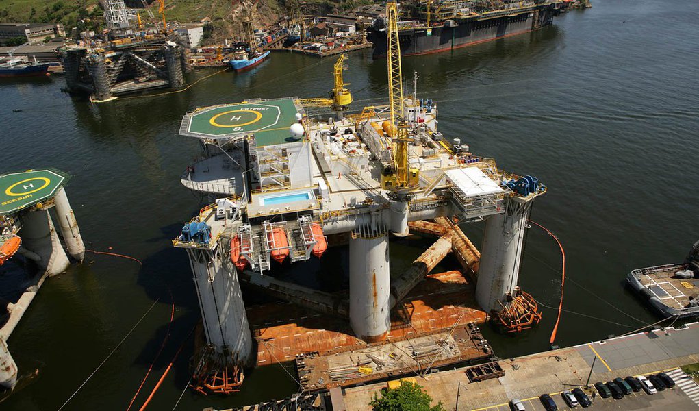 A Petrobras anunciou nesta quinta-feira que iniciou sistema de produção antecipada no campo de Búzios, na área da cessão onerosa, na Bacia de Santos; empresa pretende produzir durante seis meses para obter informações para a produção em definitivo do campo; campo de Búzios está localizado a cerca de 200 quilômetros da costa do Rio de Janeiro, a uma profundidade de água de 1.600 a 2.100 metros; sua declaração de comercialidade foi anunciada pela Petrobras em dezembro de 2013 (Foto: Aquiles Lins) A Petrobras anunciou nesta quinta-feira que iniciou sistema de produção antecipada no campo de Búzios, na área da cessão onerosa, na Bacia de Santos; empresa pretende produzir durante seis meses para obter informações para a produção em definitivo do campo; campo de Búzios está localizado a cerca de 200 quilômetros da costa do Rio de Janeiro, a uma profundidade de água de 1.600 a 2.100 metros; sua declaração de comercialidade foi anunciada pela Petrobras em dezembro de 2013