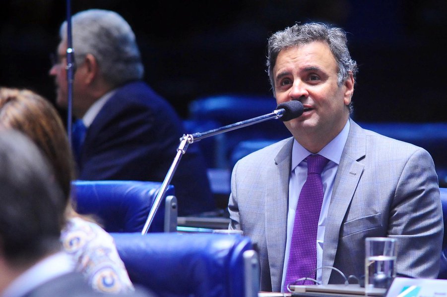 Depois de fazer campanha aberta pela eleição do tucano Aécio Neves (PSDB-MG) à presidência, Veja publica ranking que o aponta como o pior senador do Brasil em 2014, com nota zero; para a criação da lista, segundo a revista, "são levadas em conta propostas de ajuste na legislação capazes de contribuir para um país mais moderno e competitivo, segundo a perspectiva de VEJA e da Editora Abril"; dos 20 mais bem colocados no 'Ranking do Progresso', divulgado pela quarta vez consecutiva, sete parlamentares pertencem aos quadros da dupla PSDB/DEM, mesmo número dos governistas PT/PMDB (Foto: Gisele Federicce) www.brasil247.com - Depois de fazer campanha aberta pela eleição do tucano Aécio Neves (PSDB-MG) à presidência, Veja publica ranking que o aponta como o pior senador do Brasil em 2014, com nota zero; para a criação da lista, segundo a revista, "são levadas em conta propostas de ajuste na legislação capazes de contribuir para um país mais moderno e competitivo, segundo a perspectiva de VEJA e da Editora Abril"; dos 20 mais bem colocados no 'Ranking do Progresso', divulgado pela quarta vez consecutiva, sete parlamentares pertencem aos quadros da dupla PSDB/DEM, mesmo número dos governistas PT/PMDB